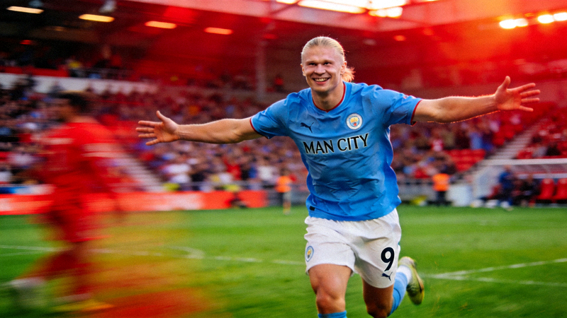 哈兰德在比赛中庆祝进球 - 曼城前锋激情瞬间