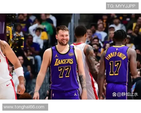 湖人队里弗斯与东契奇联手提升进攻流畅性,关键作用不可或缺